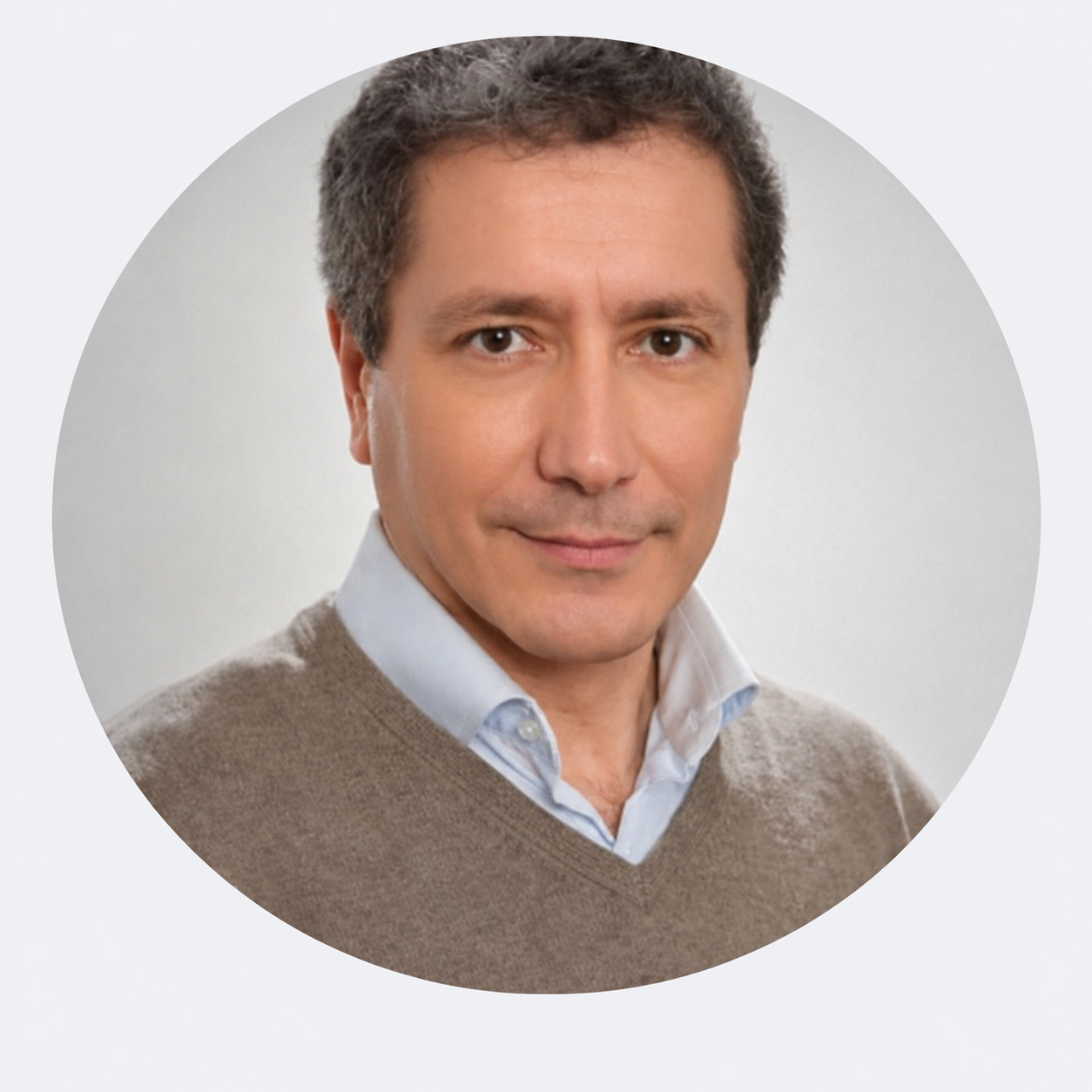 Portrait de Redha Moulla, formateur et consultant en intelligence artificielle